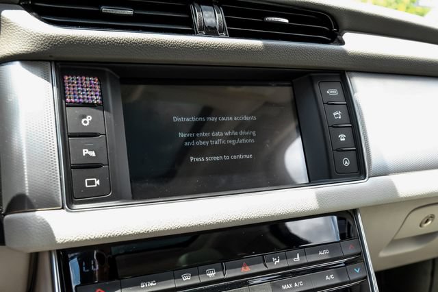Used 2016 Jaguar XF Prestige RWD image 37