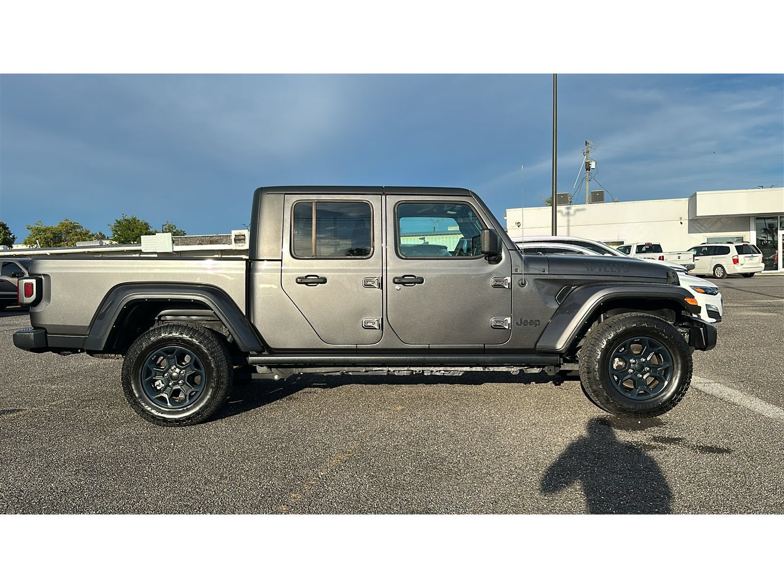 Used 2023 Jeep Gladiator Sport AWD/4WD image 7