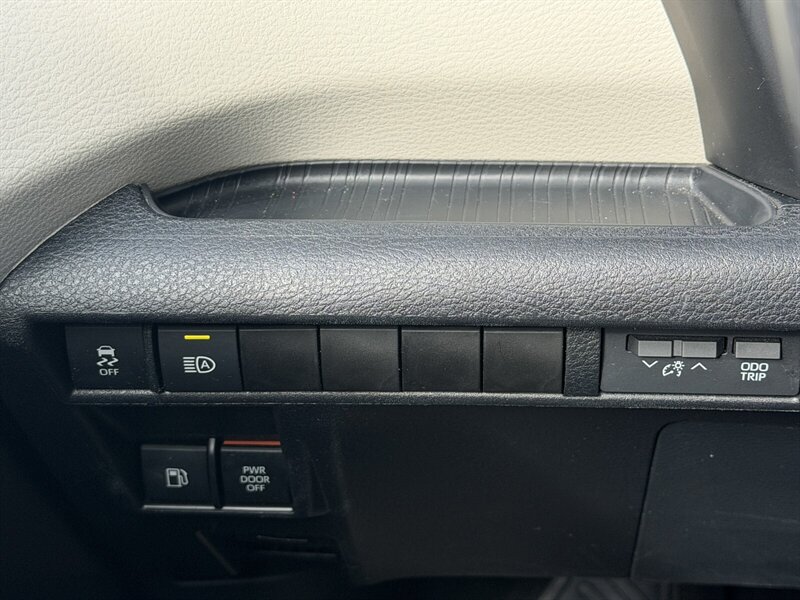 Used 2021 Toyota Sienna XLE w/ XLE Plus Package FWD image 30