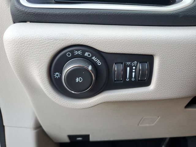 Used 2024 Chrysler Pacifica Touring-L image 28