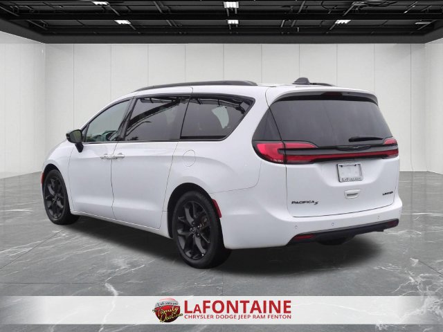 Used 2025 Chrysler Pacifica Limited FWD image 3