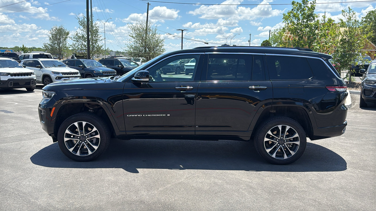 Used 2022 Jeep Grand Cherokee L Overland w/ Luxury Tech Group IV AWD/4WD image 2