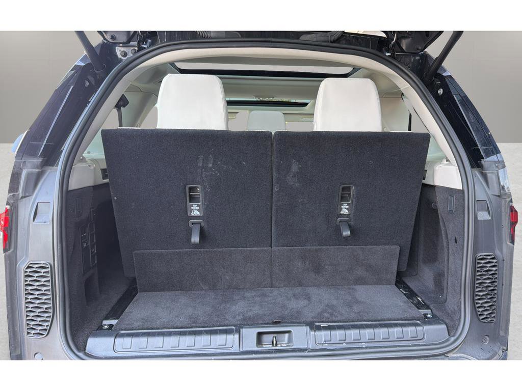 Used 2025 Land Rover Discovery S image 16