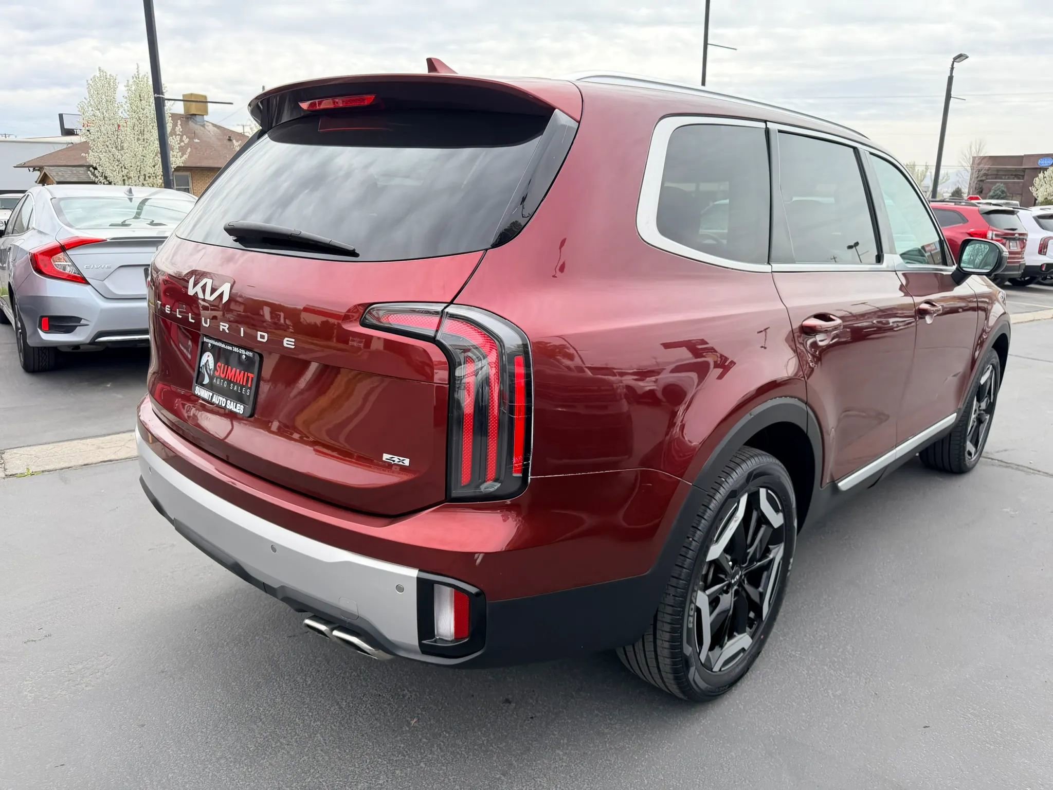 Used 2024 Kia Telluride EX w/ EX Captain's Chair Package image 4