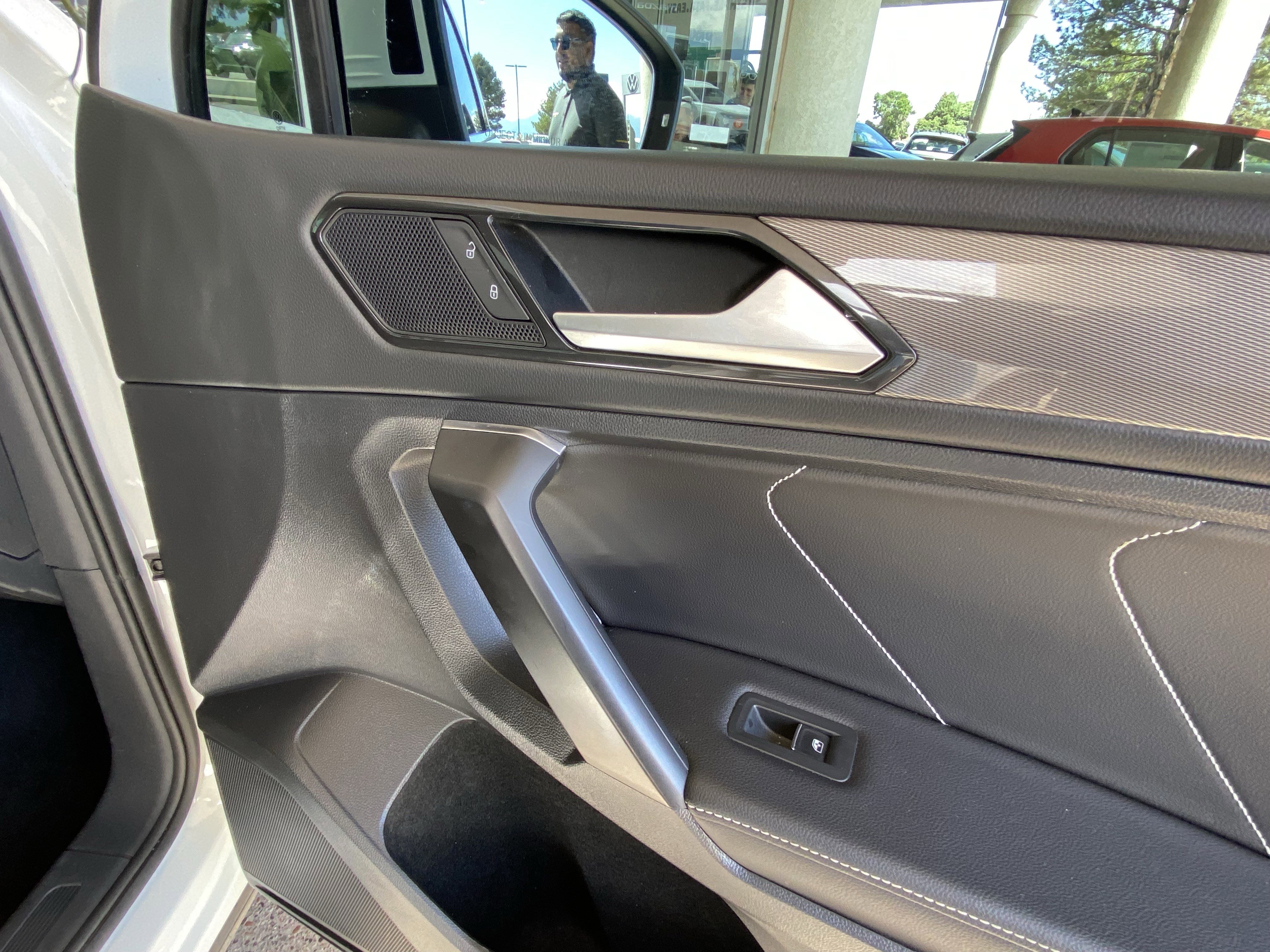 Used 2022 Volkswagen Tiguan SE w/ Panoramic Sunroof Package FWD image 33