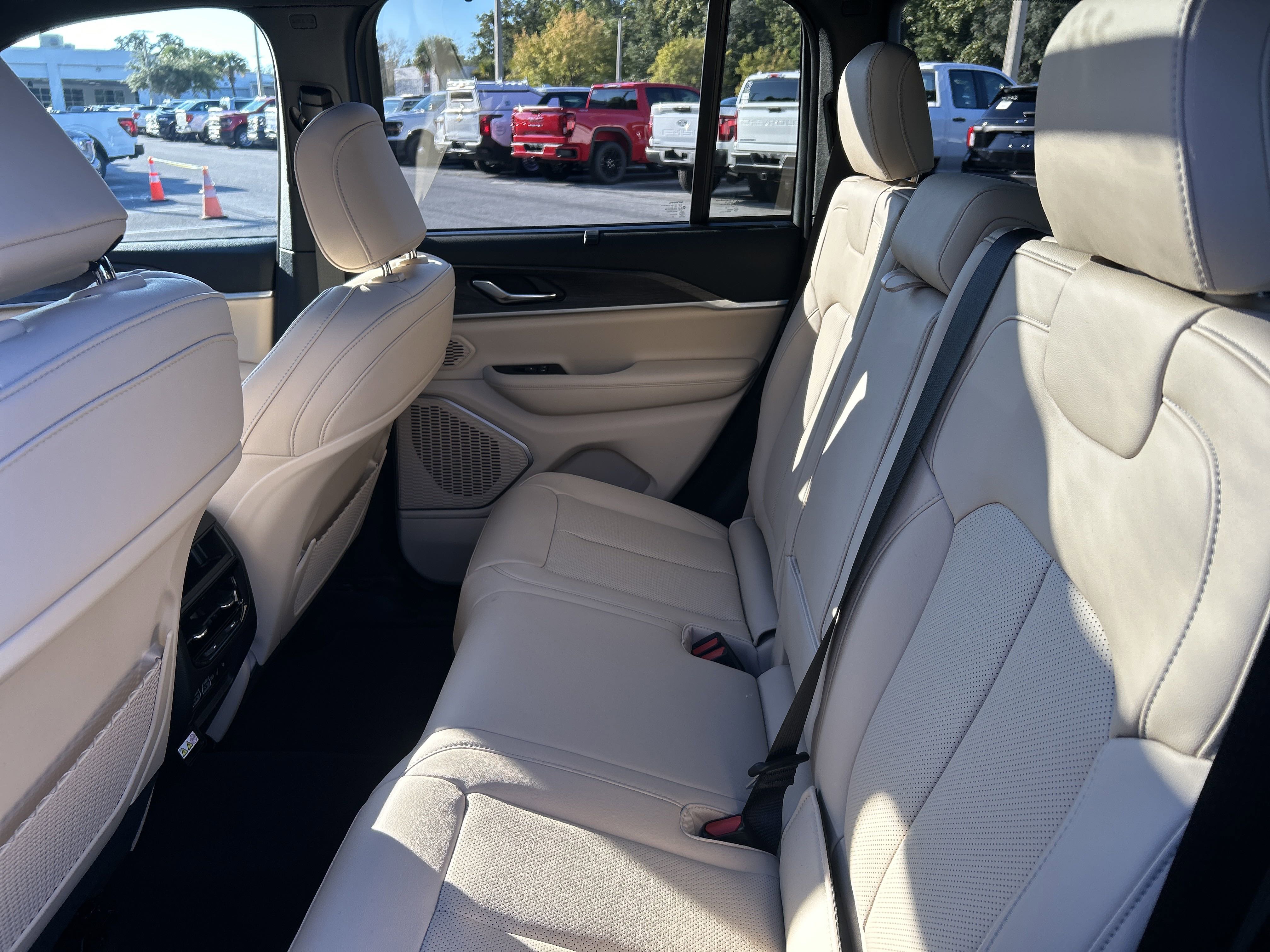 New 2025 Jeep Grand Cherokee Limited w/ Luxury Tech Group II image 52