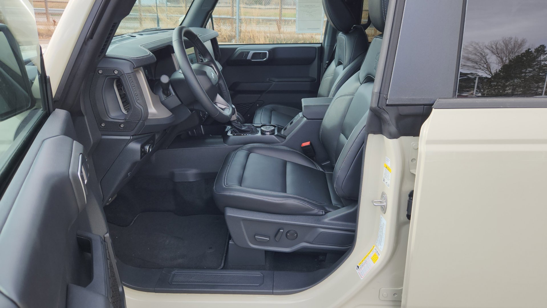 New 2025 Ford Bronco Outer Banks w/ Sasquatch Package image 24