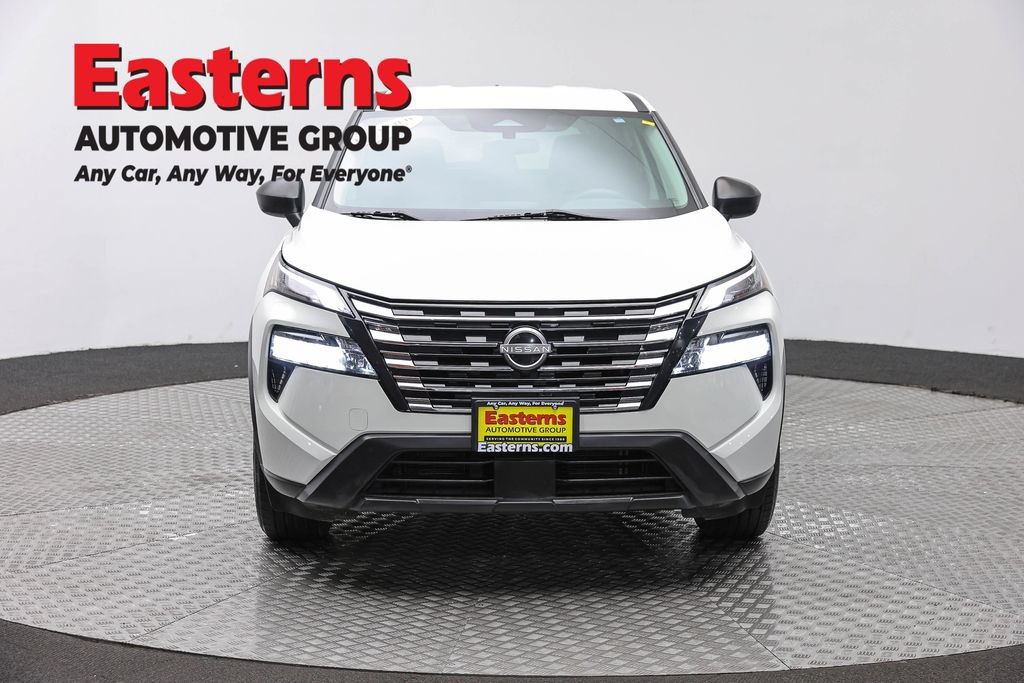 Used 2024 Nissan Rogue S AWD/4WD image 2