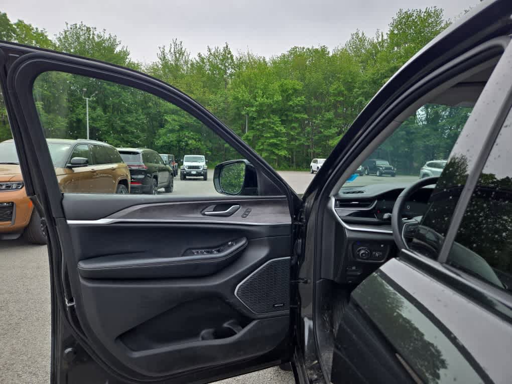 Used 2023 Jeep Grand Cherokee 4WD 4xe w/ Luxury Tech Group II image 11