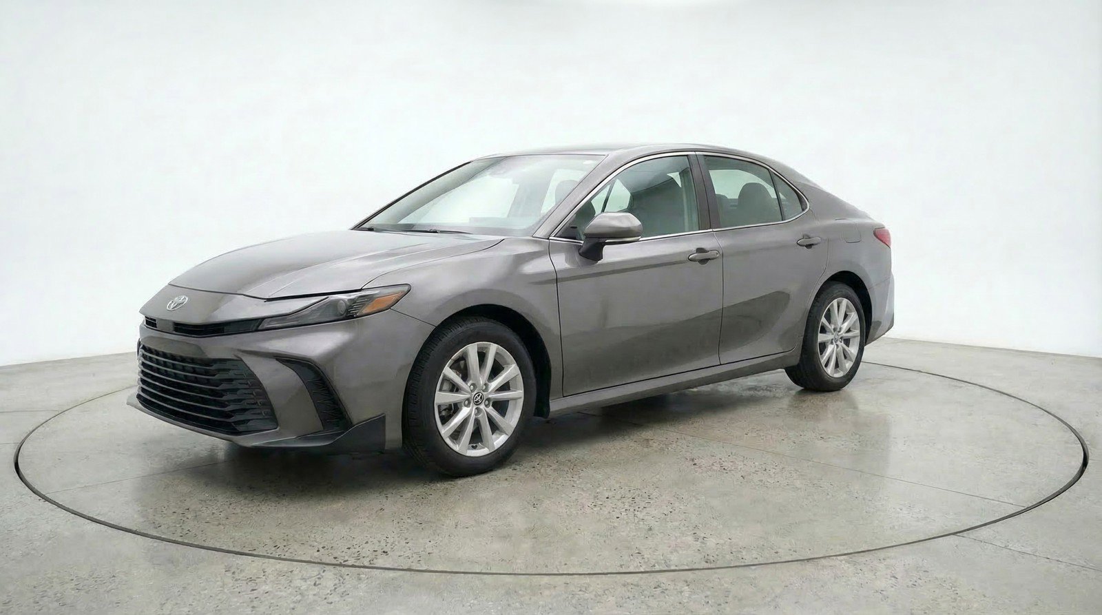Used 2025 Toyota Camry LE image 3