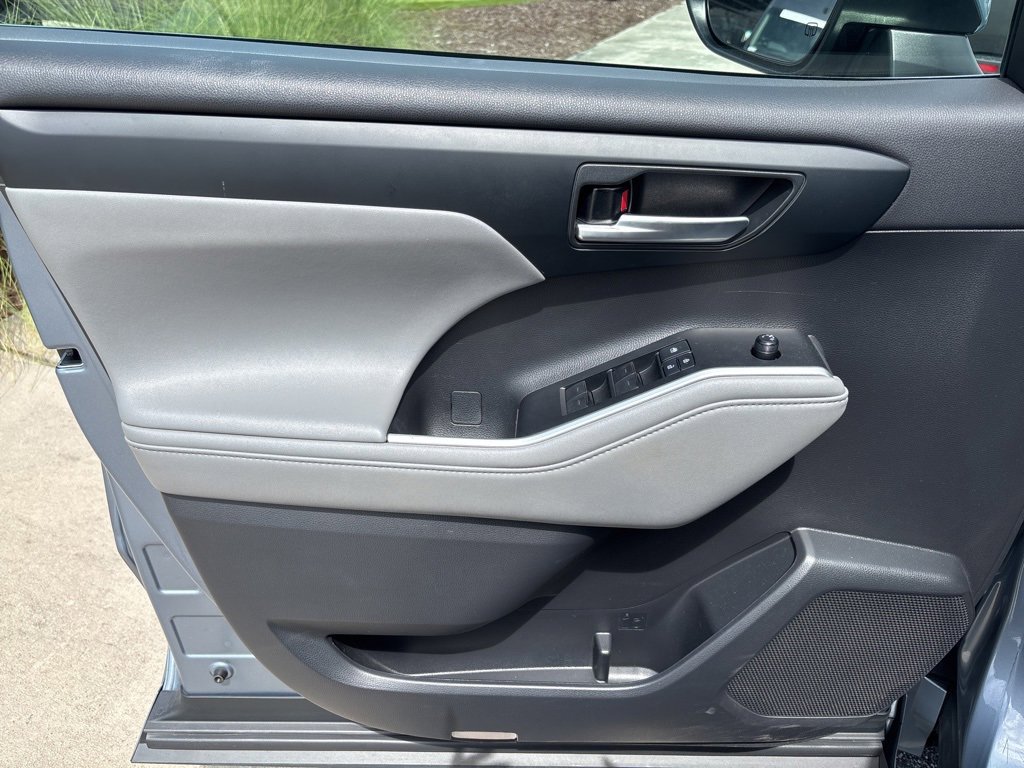 Used 2021 Toyota Highlander XLE image 47