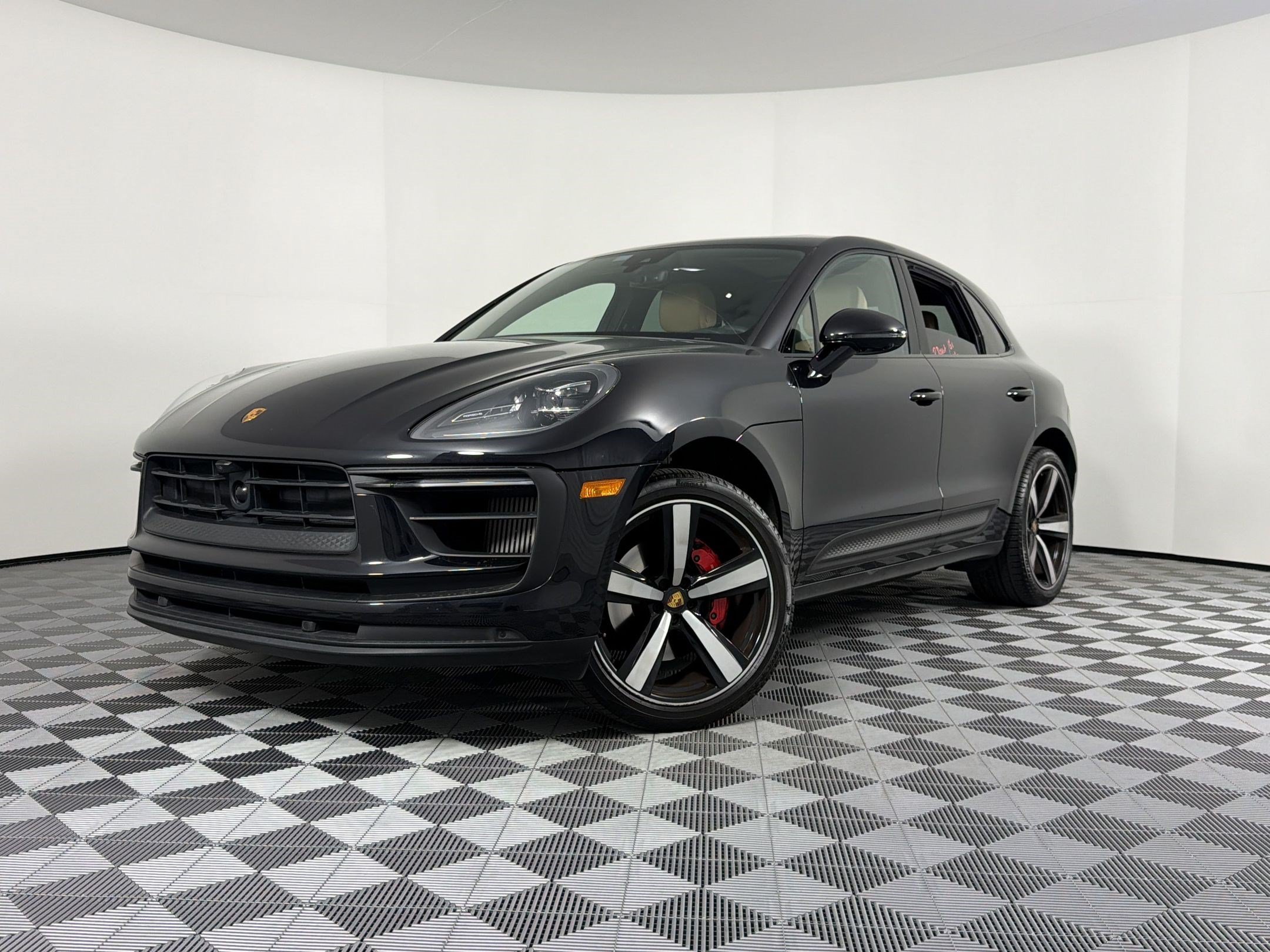 Certified 2024 Porsche Macan S AWD/4WD image 1