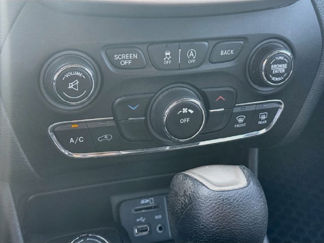 Used 2015 Jeep Cherokee Latitude w/ Cold Weather Group AWD/4WD image 15