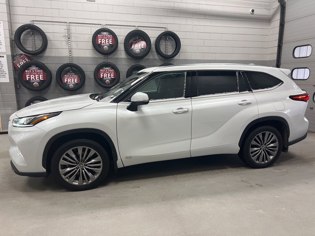 Used 2022 Toyota Highlander Platinum image 2