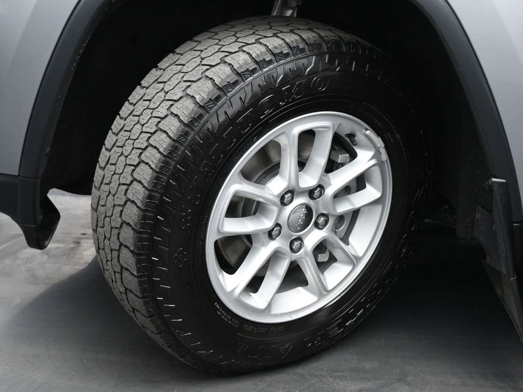 Used 2018 Jeep Grand Cherokee Laredo AWD/4WD image 16