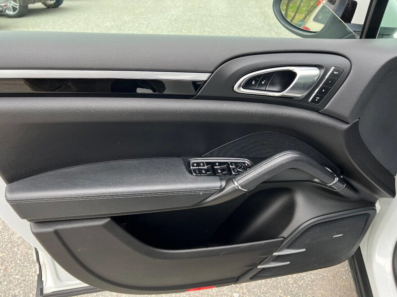 Used 2014 Porsche Cayenne S image 26