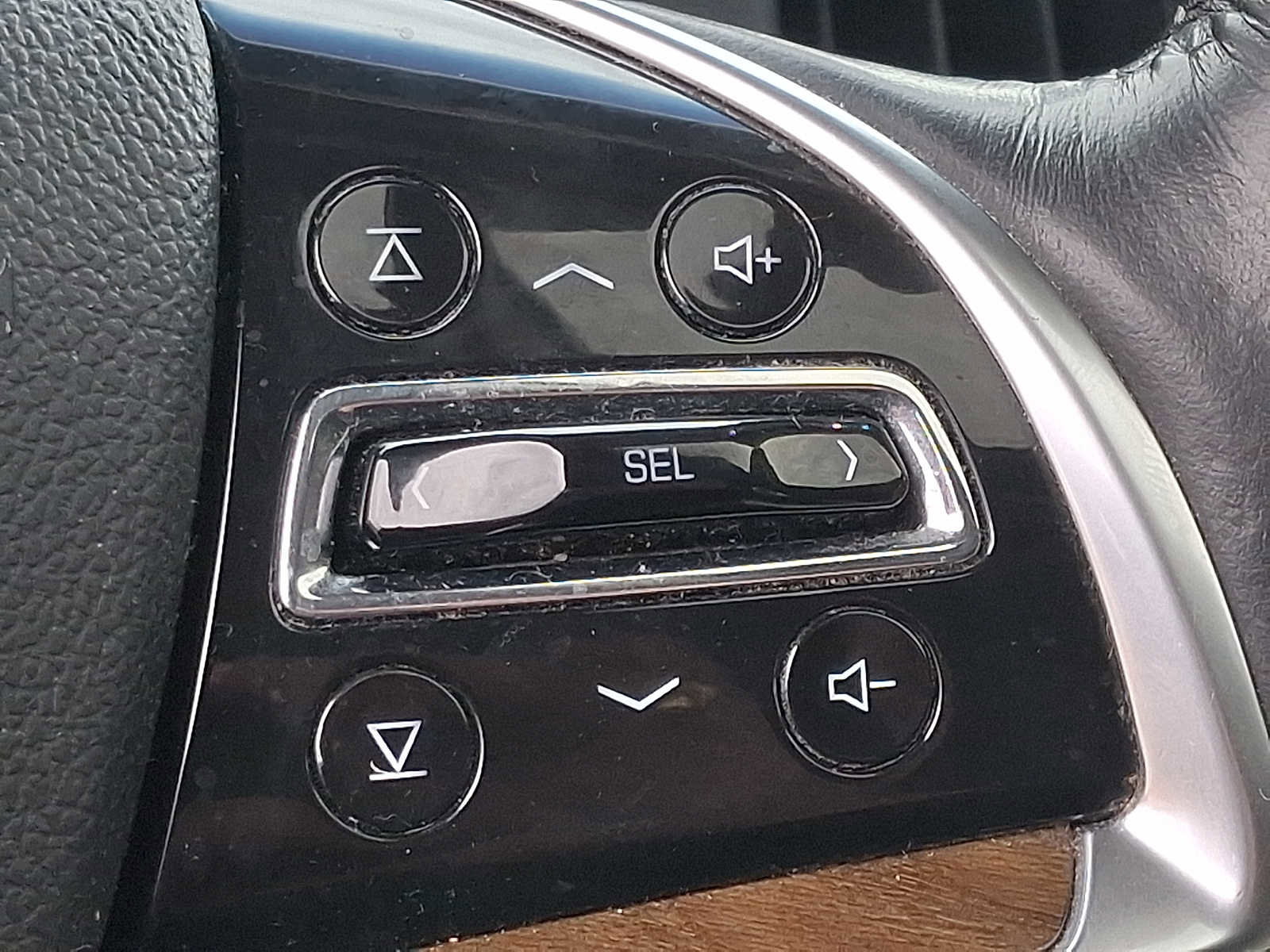 Used 2018 Cadillac Escalade Luxury image 24