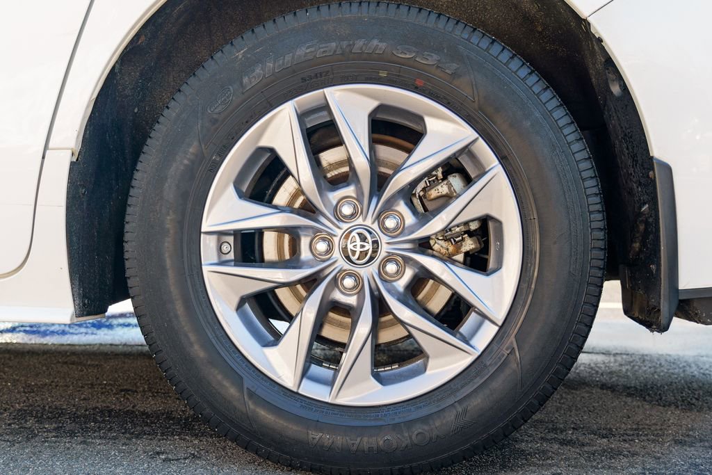 Used 2022 Toyota Sienna LE w/ LE Plus Package image 14