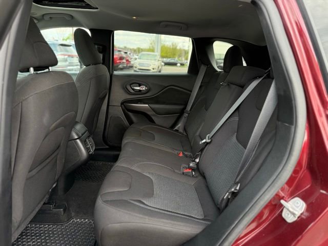 Used 2020 Jeep Cherokee Latitude w/ Cold Weather Group AWD/4WD image 13