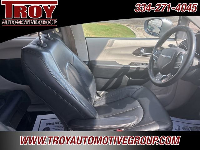 Used 2018 Chrysler Pacifica Touring-L image 26