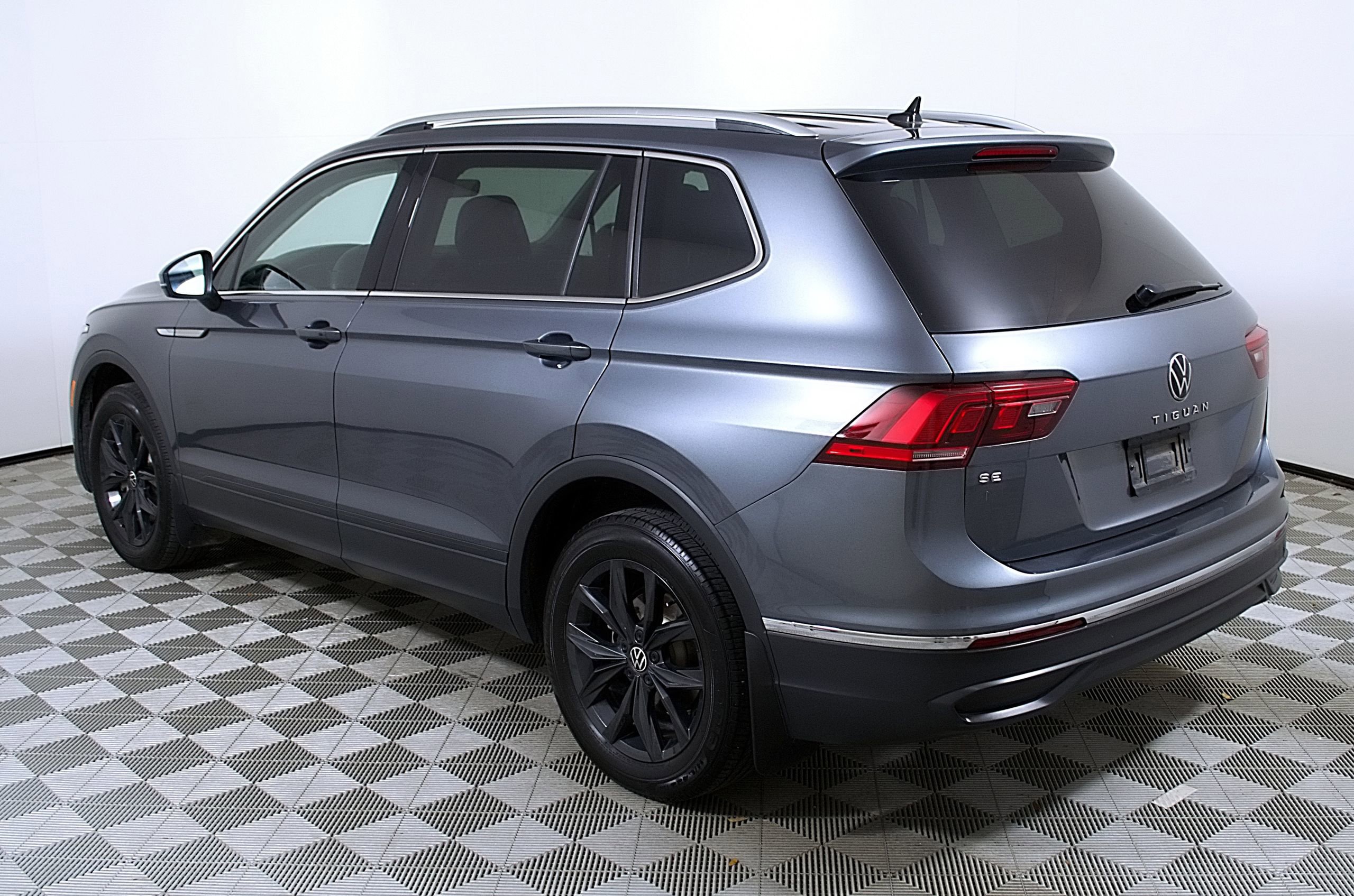 Used 2024 Volkswagen Tiguan SE w/ MDO Package, Three-Row image 9