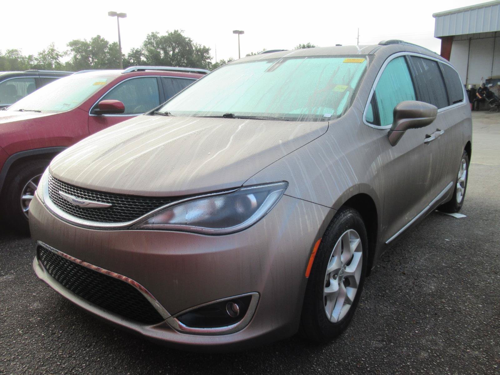 Used 2017 Chrysler Pacifica Touring-L w/ Tire & Wheel Group FWD image 2