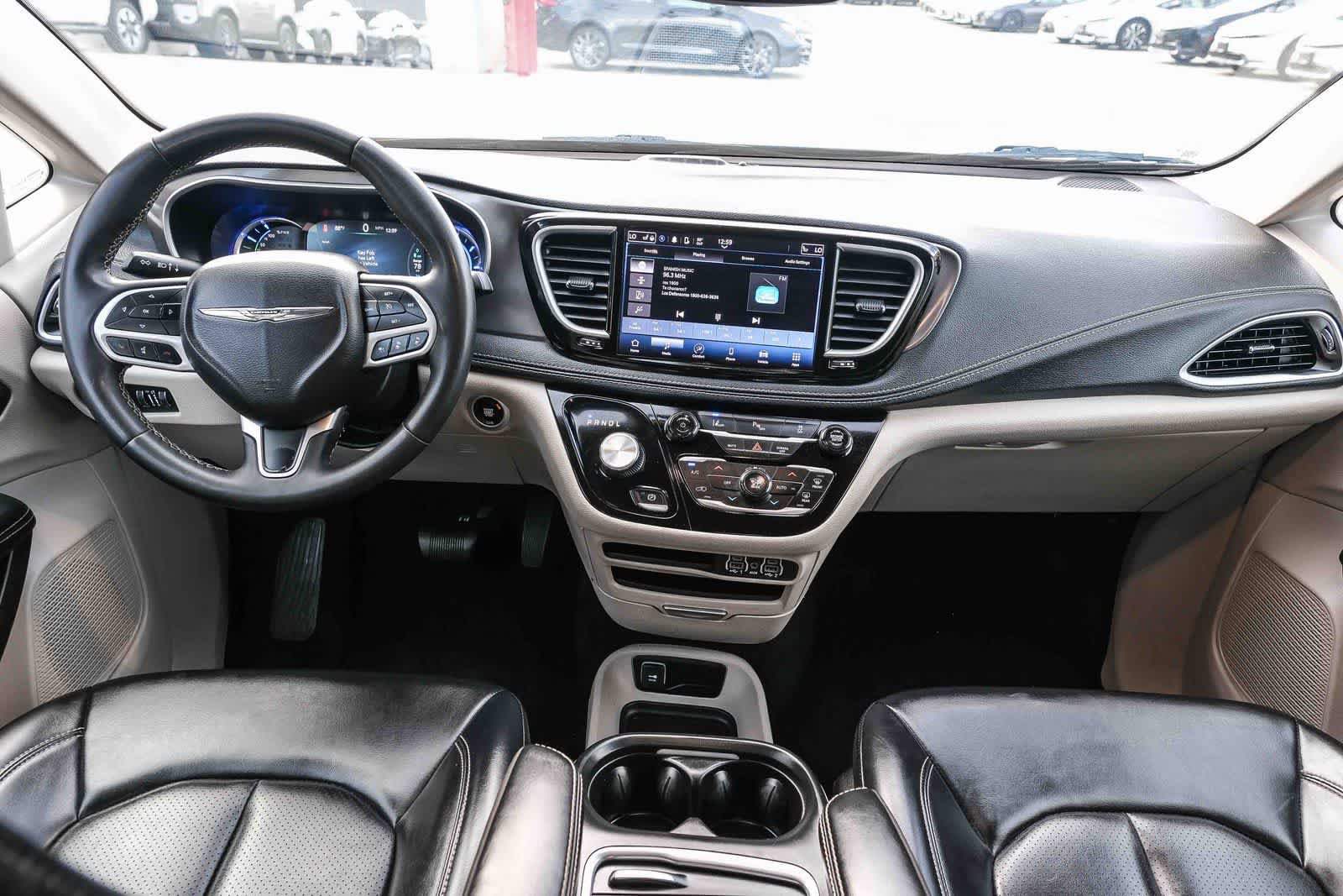 Used 2023 Chrysler Pacifica Touring-L FWD image 13