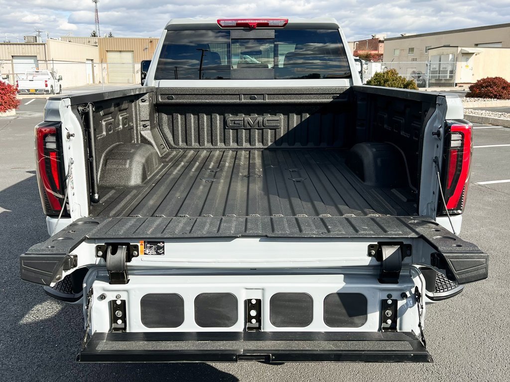 Used 2025 GMC Sierra 2500 AT4 image 11