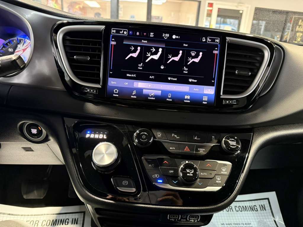 Used 2025 Chrysler Pacifica Select image 16