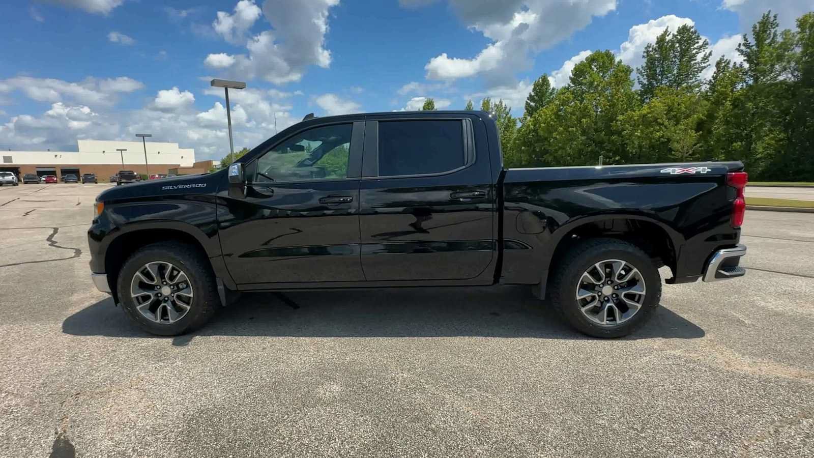 Used 2023 Chevrolet Silverado 1500 LT AWD/4WD image 5