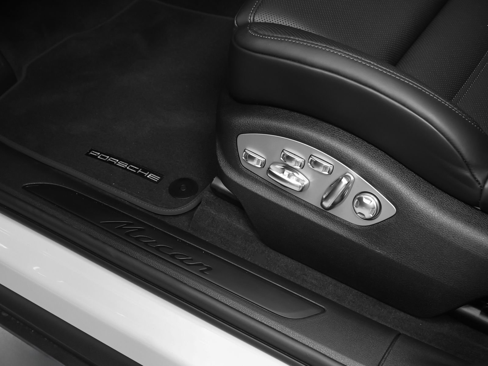New 2026 Porsche Macan AWD/4WD image 25