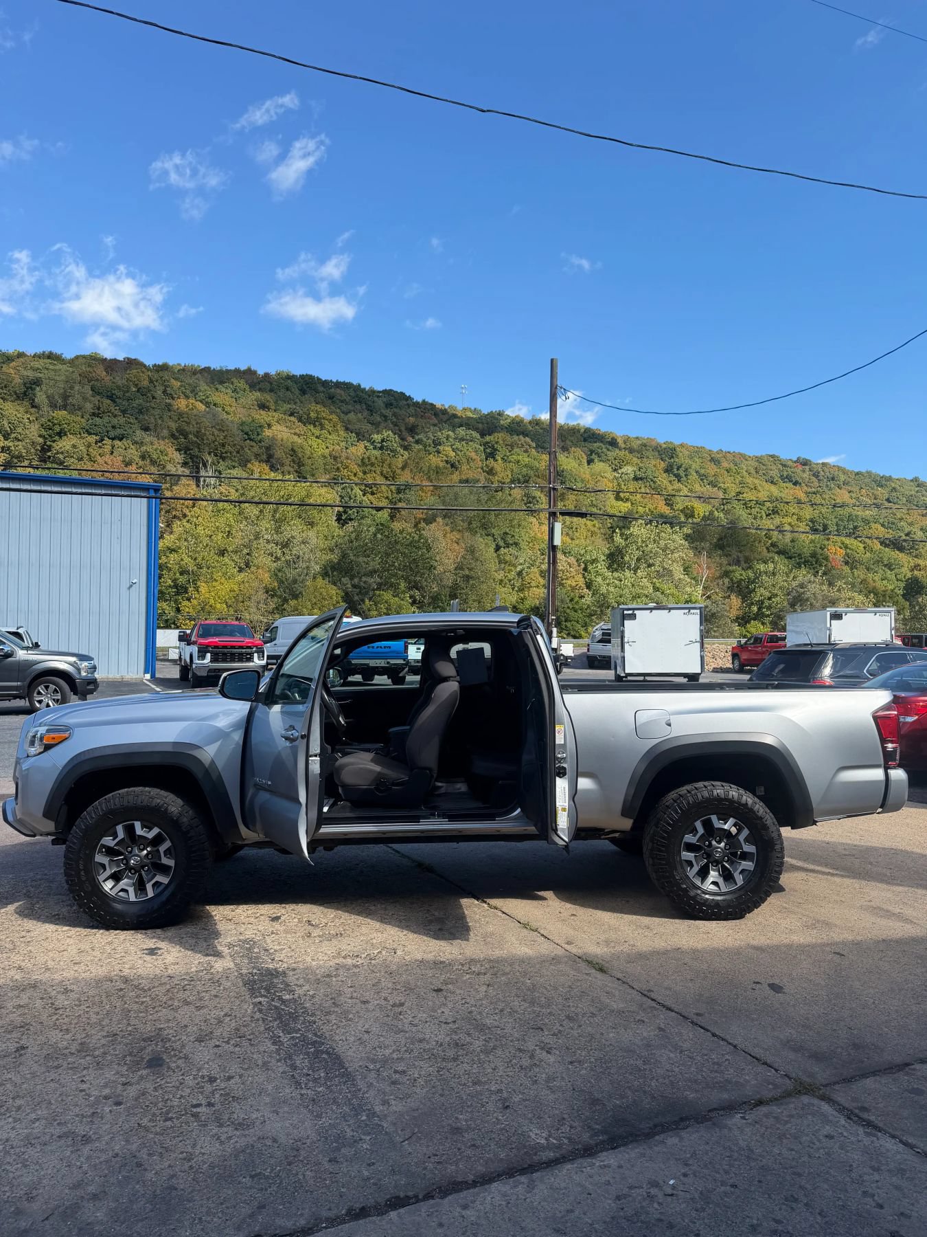 Used 2019 Toyota Tacoma TRD Off-Road w/ Technology Package AWD/4WD image 8