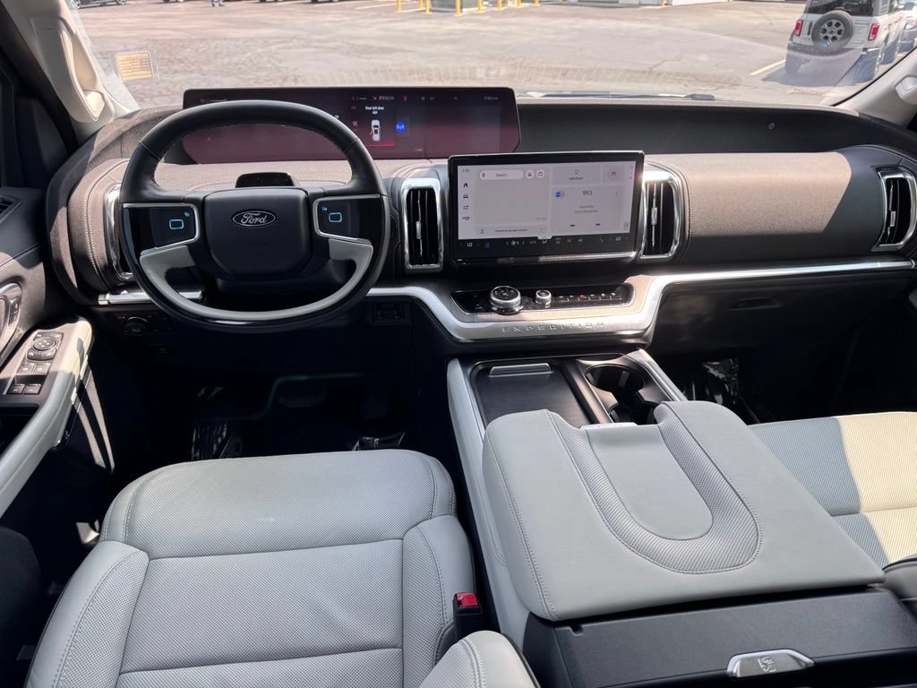 Used 2025 Ford Expedition Platinum w/ Platinum Ultimate Package AWD/4WD image 6