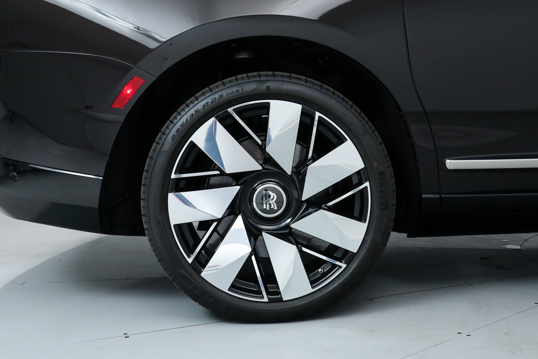 Used 2025 Rolls-Royce Cullinan AWD/4WD image 48