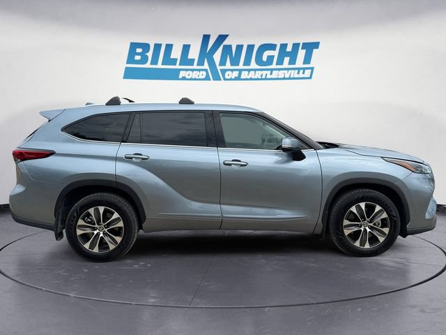 Used 2022 Toyota Highlander XLE AWD/4WD image 6