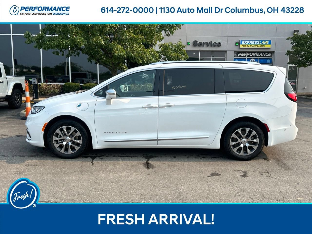 Used 2024 Chrysler Pacifica Pinnacle FWD image 6