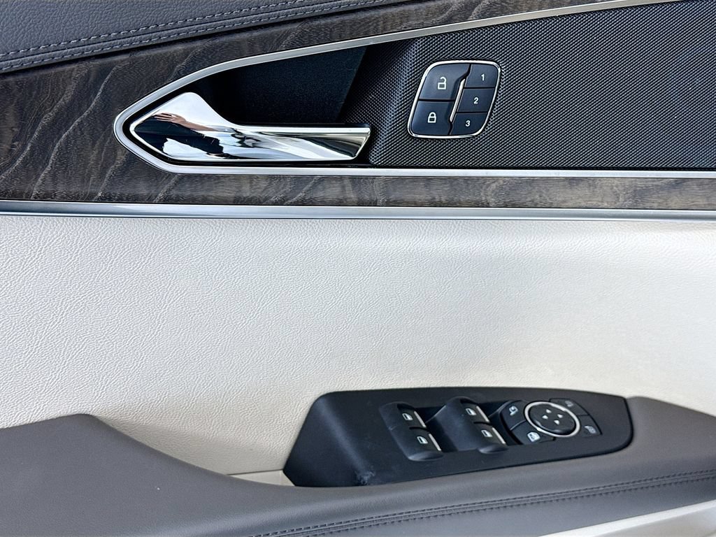 Used 2017 Lincoln MKX Reserve w/ Driver Assistance Package FWD image 23