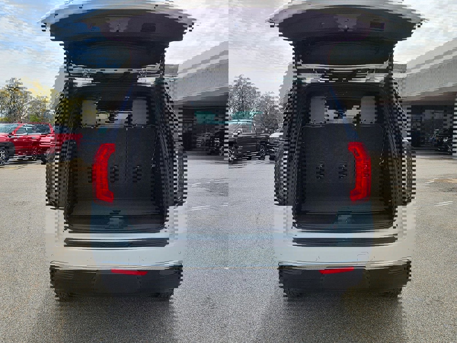 Used 2024 GMC Yukon SLT w/ SLT Luxury Package image 4