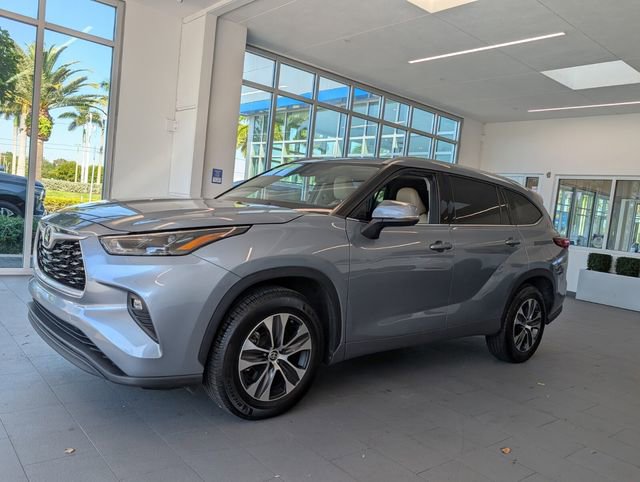 Used 2022 Toyota Highlander XLE FWD image 3