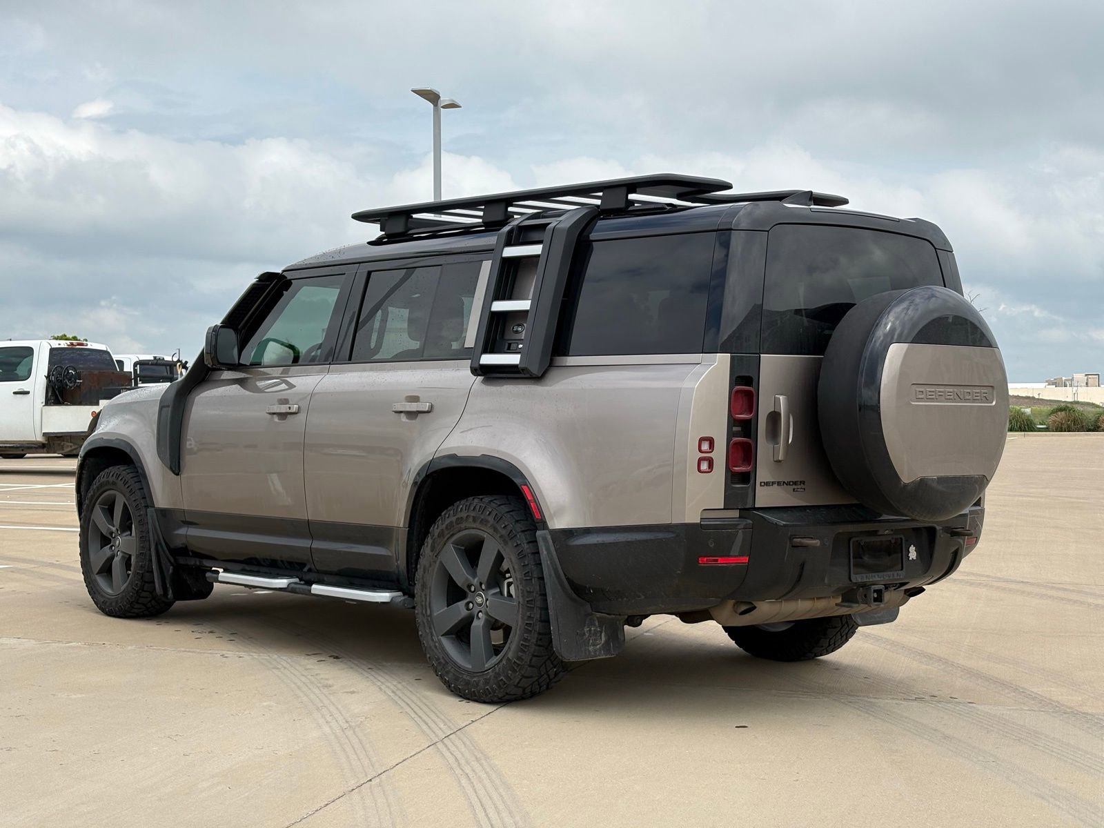 Used 2023 Land Rover Defender 130 X-Dynamic SE AWD/4WD image 5