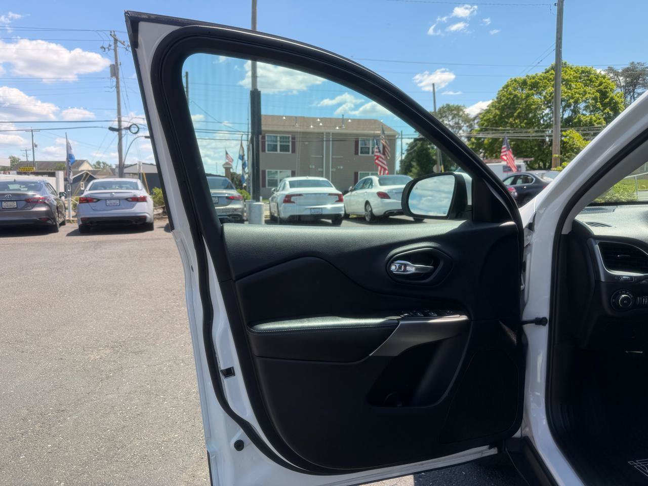 Used 2019 Jeep Cherokee Latitude Plus w/ Comfort/Convenience Group AWD/4WD image 9
