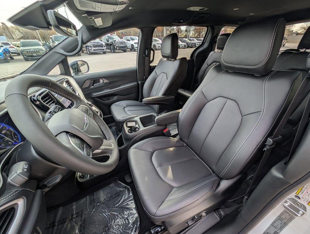 New 2026 Chrysler Pacifica Select image 14