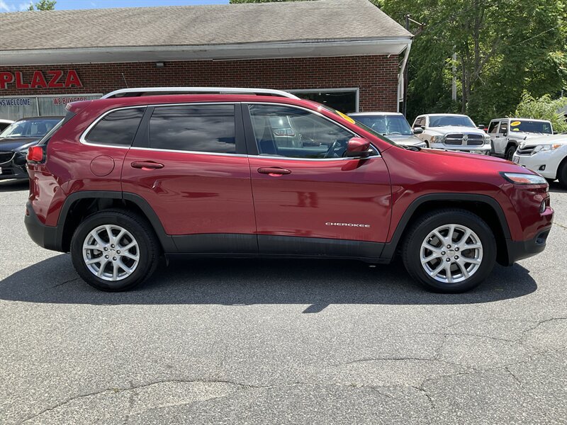 Used 2016 Jeep Cherokee Latitude FWD image 4