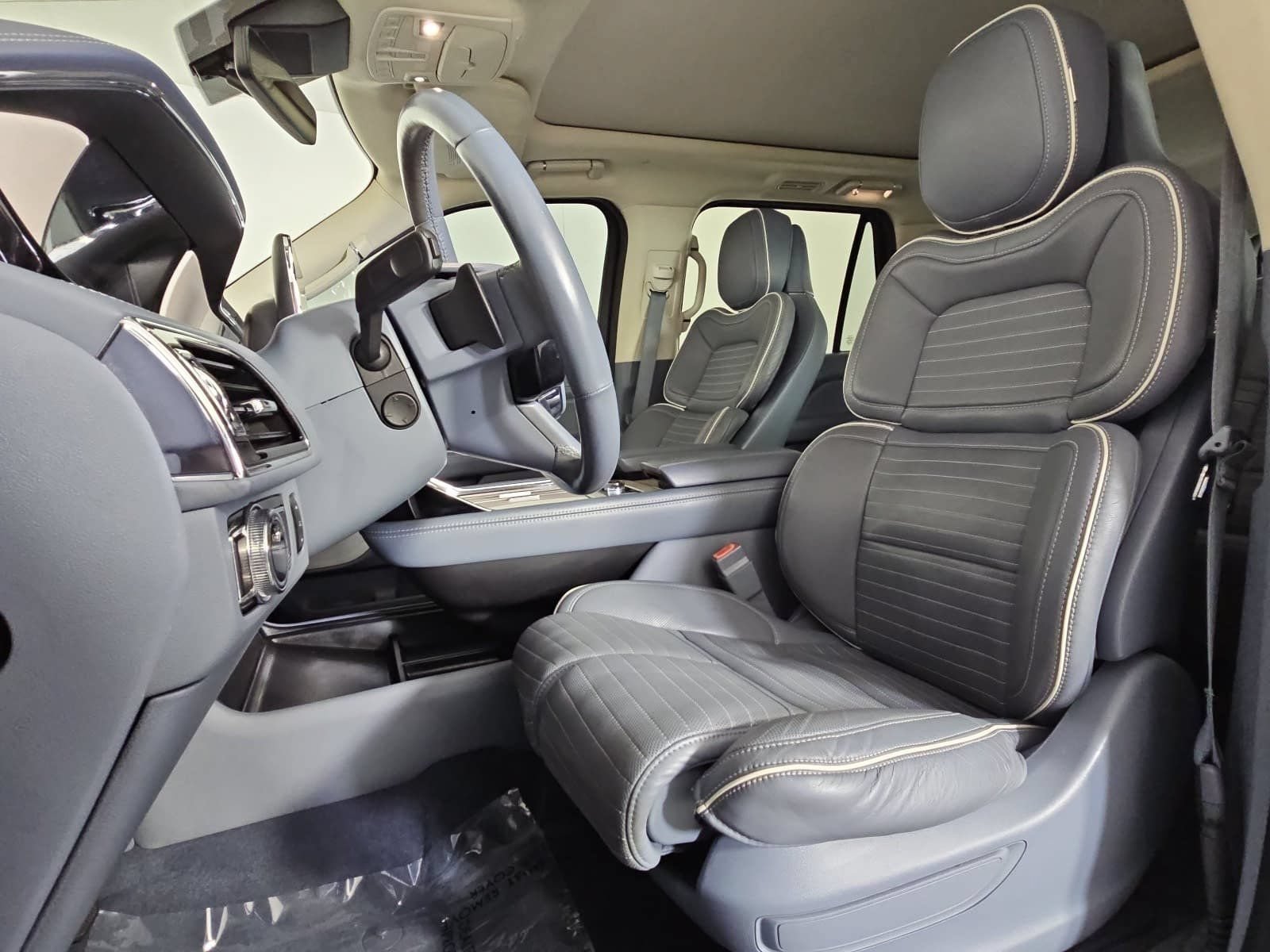Used 2021 Lincoln Navigator L Black Label w/ Cargo Convenience Package AWD/4WD image 15