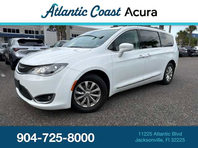 Used 2017 Chrysler Pacifica Touring-L FWD image 1