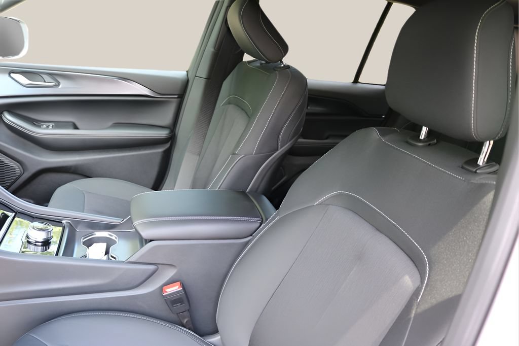 New 2026 Jeep Grand Cherokee Laredo X RWD image 12