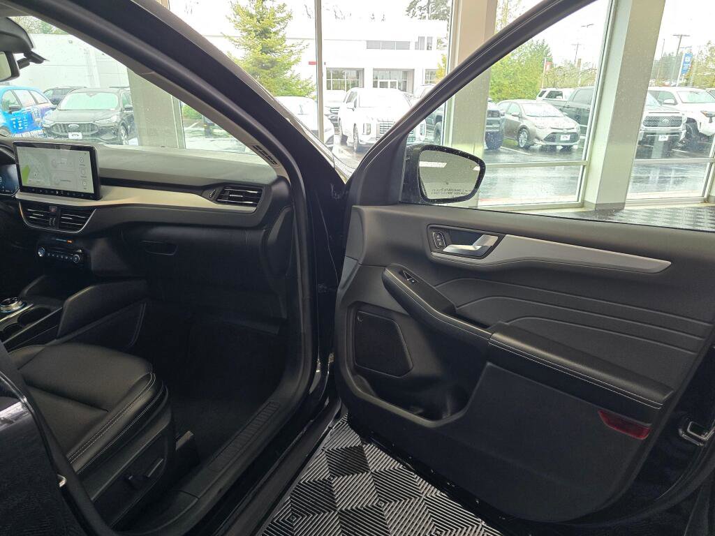 Used 2024 Ford Escape Platinum image 39