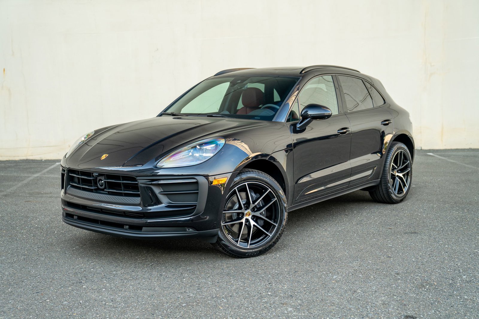 Certified 2025 Porsche Macan AWD/4WD image 1