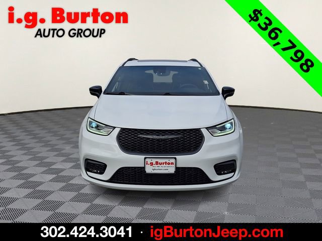 Used 2025 Chrysler Pacifica Premium image 2