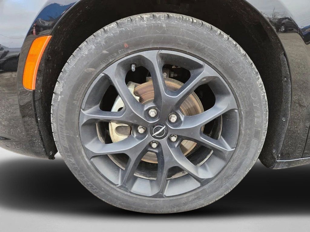 Used 2025 Chrysler Pacifica Limited FWD image 33